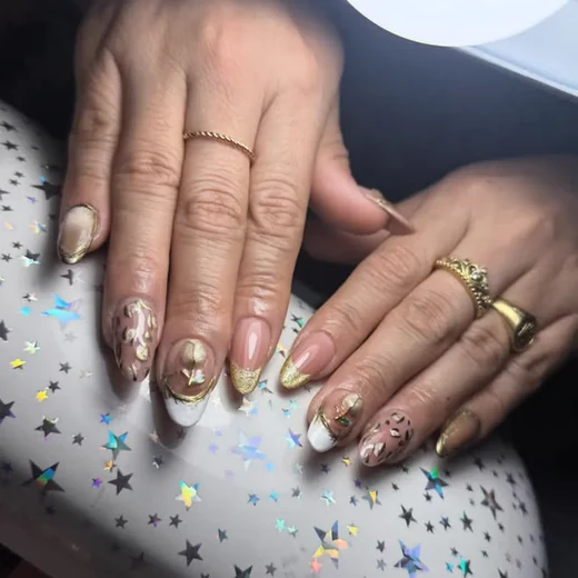 Diseños de uñas en un salón de belleza