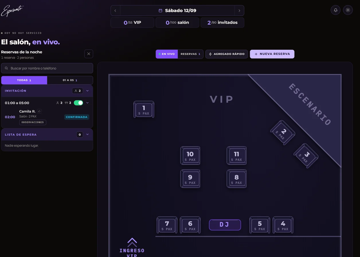 El plano del salón de Esperanto en vivo, con el escenario, la cabina de DJ, el ingreso VIP y las mesas numeradas
